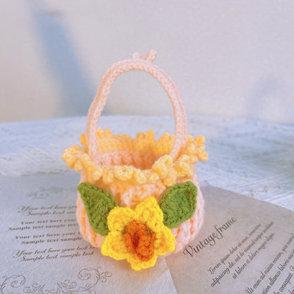 Bunter gehäkelter Blumenkorb mit Vergissmeinnicht, Rose, Sonnenblume und Narzisse