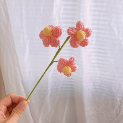 Eleganter handgemachter gehäkelter Osterstrauß „Pink Delight“ mit Frühlingsthema, Rosen, Tulpen, Sonnenblumen, Pompons und Nelken