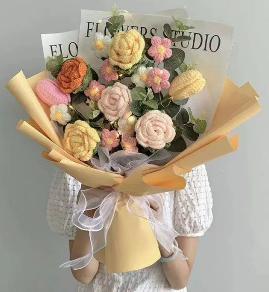 Bouquet de sérénade ensoleillée au crochet fait à la main avec des bouffées et des tulipes - Magnifique cadeau pour des occasions spéciales