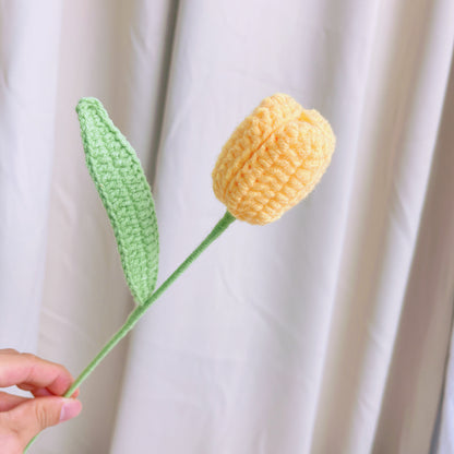 Handgefertigte gehäkelte Blumen zum Hochzeitstag mit weißer Lilie, gelben und roten Tulpen, Sonnenblume, roter Kamelie, rotem Maiglöckchen, burgunderfarbener Pfingstrose und Eukalyptusblättern in Perlenorganza-Verpackung