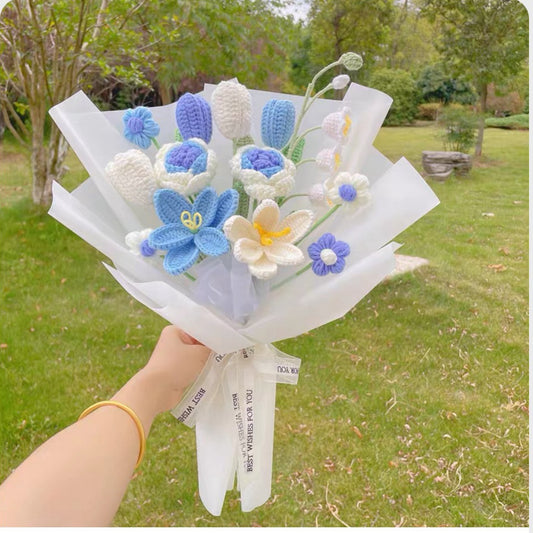 Handgefertigter gehäkelter Oceanic Serenity Bouquet – Strauß aus blauen Rosen, Rittersporn, Tulpen und Gänseblümchen