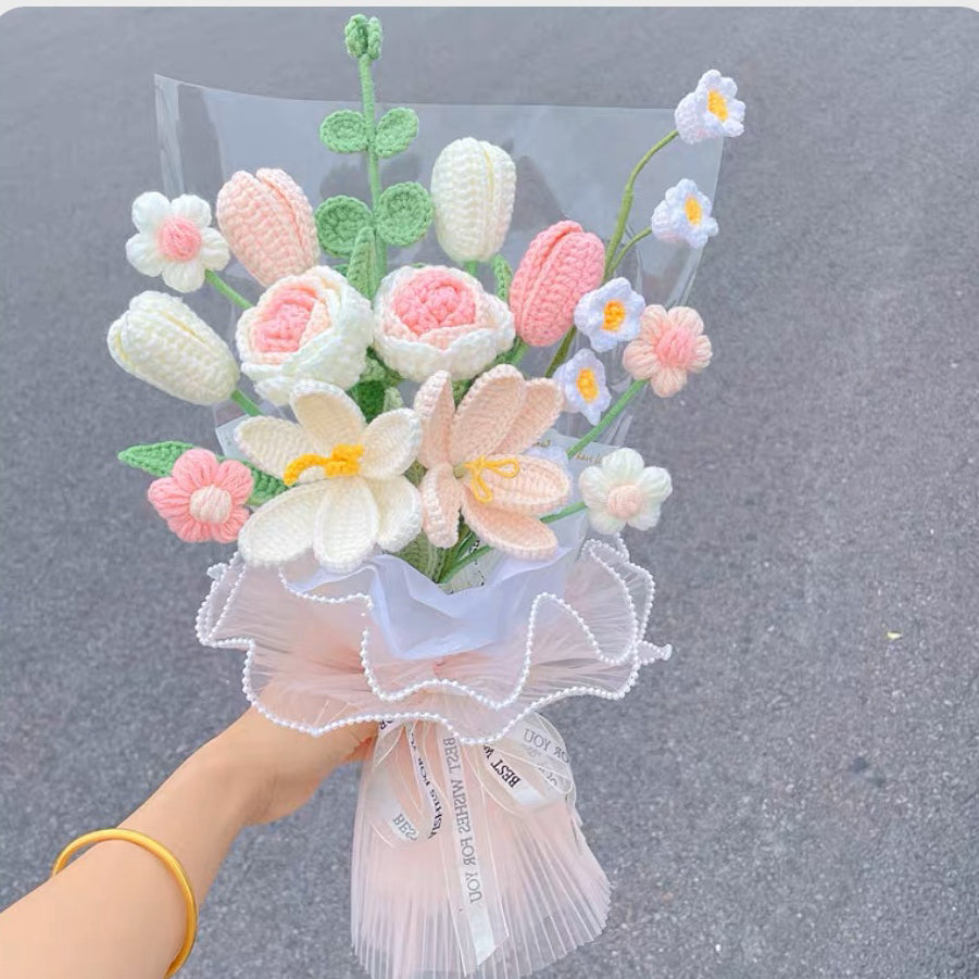 Handgefertigter gehäkelter Blumenstrauß der errötenden Eleganz mit Rosen, Tulpen, Lilien, Eukalyptus und mehr – perfekt für jeden besonderen Anlass