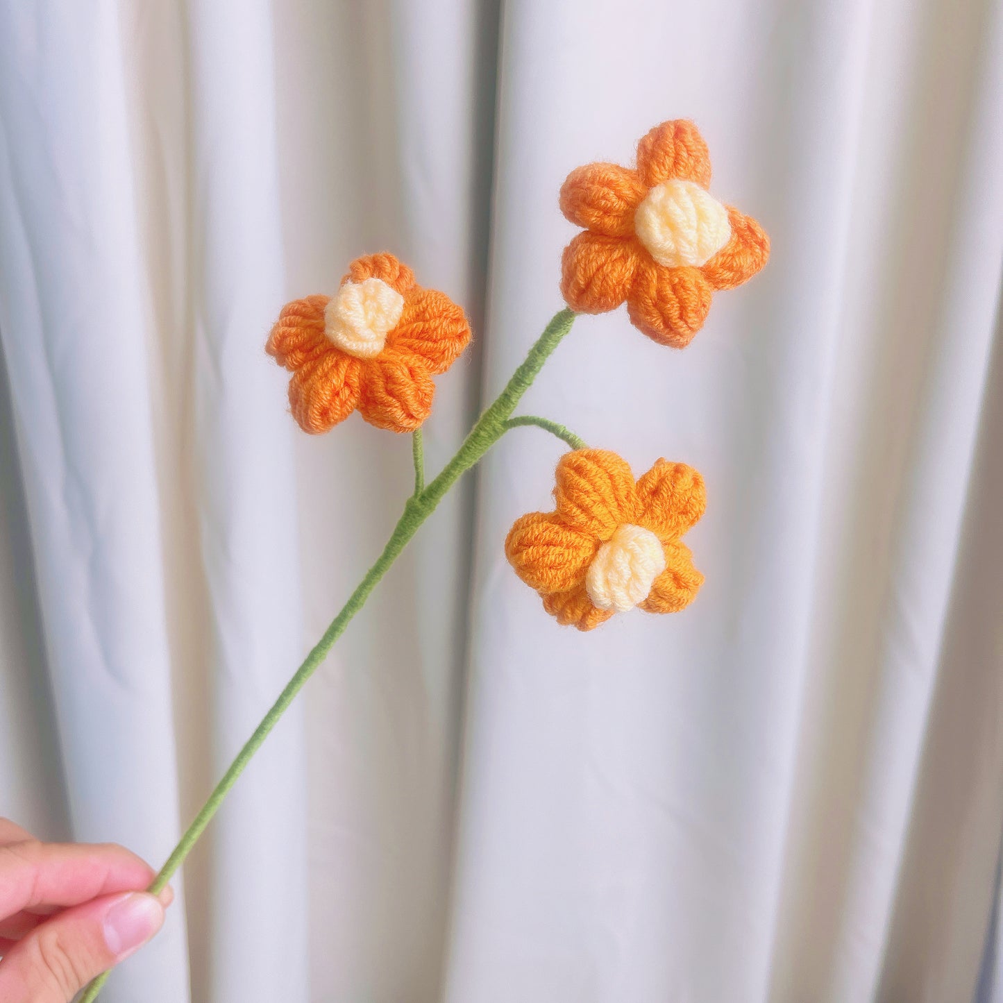 Handgefertigter gehäkelter Blumenstrauß aus Sonnenblumen und Puffblumen – durchdachte Geschenke als Tafelaufsatz für Zuhause