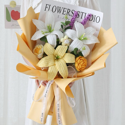 Wunderschöner handgehäkelter gelber Blumenstrauß: Lilie, Rose, Bommel und Lavendel