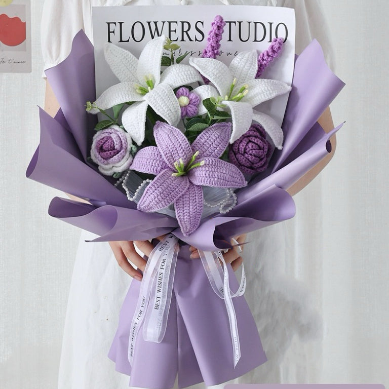 Bouquet de fleurs violettes au crochet fait à la main avec lys, roses, lavande et plus