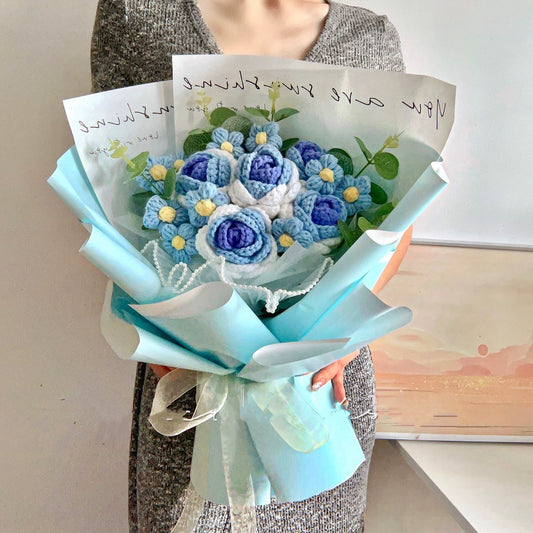 Roses bleues au crochet faites à la main et bouquet de fleurs soufflées