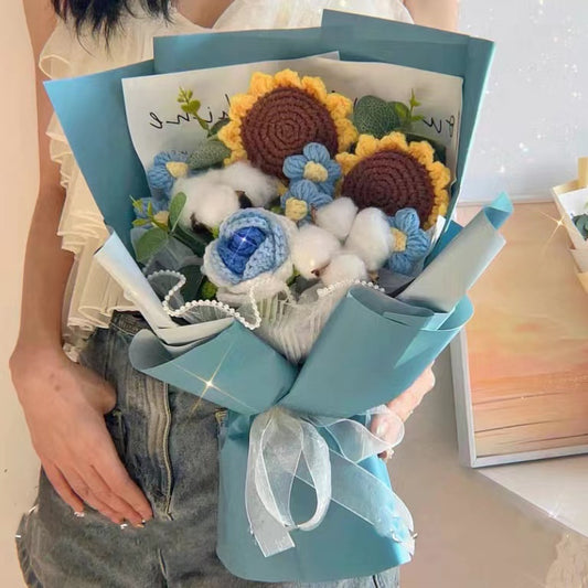 Blaue Serenade: Handgefertigter gehäkelter Blumenstrauß aus blauen Blumen – Sonnenblumen, Pompons, Baumwolle und Rosen zum Valentinstag