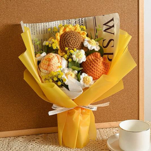 Handgemachter gehäkelter Blumenstrauß aus gelben und orangen Blumen Sonnenblumen, Tulpen, Gänseblümchen, Rosen