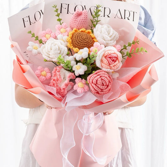 Handgefertigter gehäkelter Blumenstrauß aus Rosen, Tulpen, Sonnenblumen, Gänseblümchen und Nelken – Hübsches Rosa