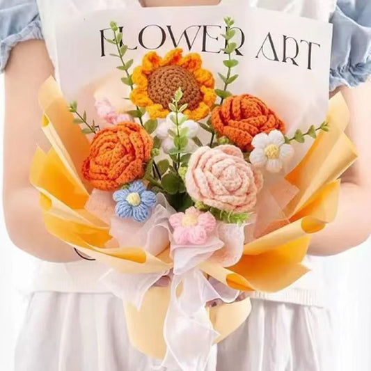 Handgefertigter gehäkelter Strauß aus Rosen, Sonnenblumen und Puffs – wunderschöne Geschenke für besondere Anlässe und unvergessliche Momente
