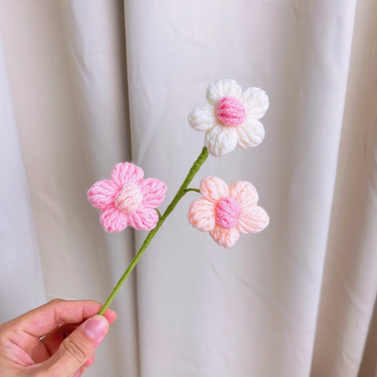 Bouquet d’élégance rougissante au crochet fait à la main avec rose, tulipes, lys, eucalyptus et plus - Parfait pour toute occasion spéciale