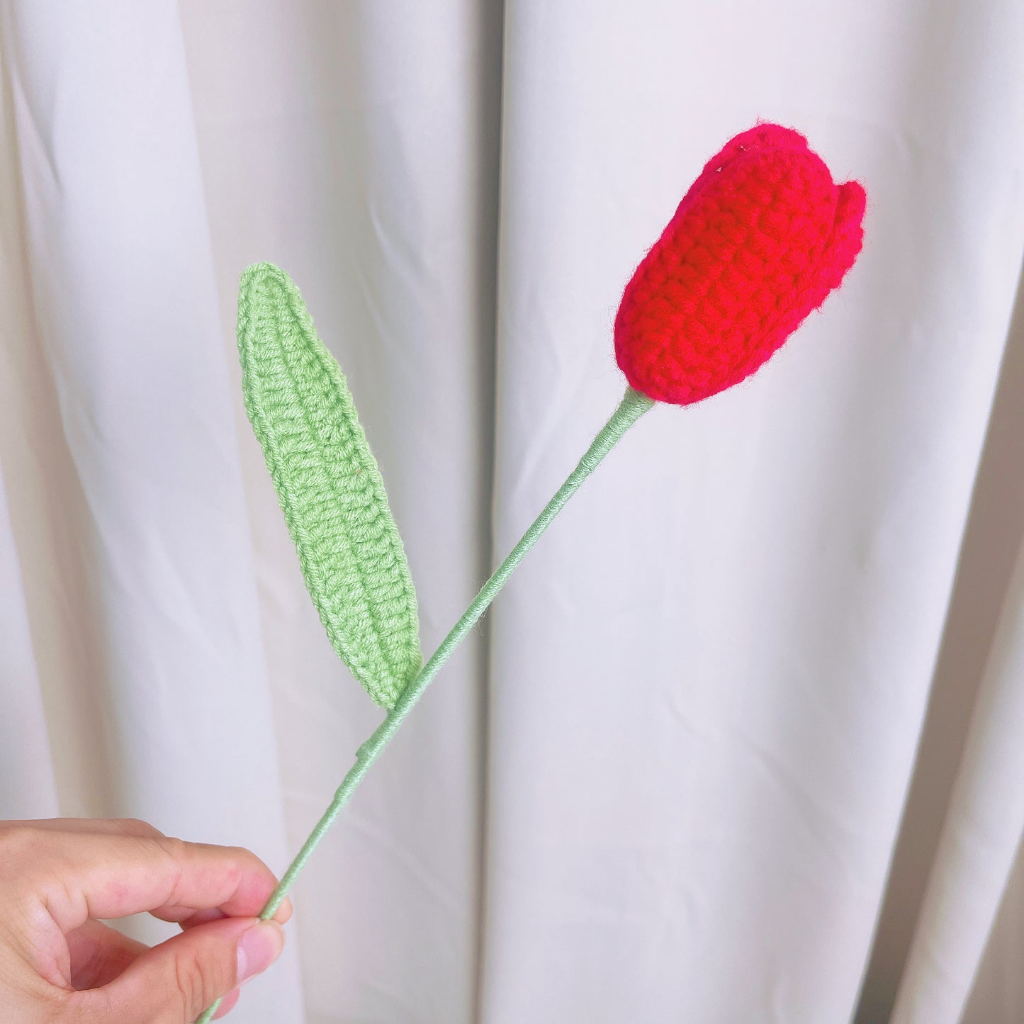 Fleurs d'anniversaire de mariage au crochet fabriquées à la main avec lys blanc, tulipes jaunes et rouges, tournesol, camélia rouge, muguet rouge, pivoine de Bourgogne et feuilles d'eucalyptus dans un emballage en organza perlé