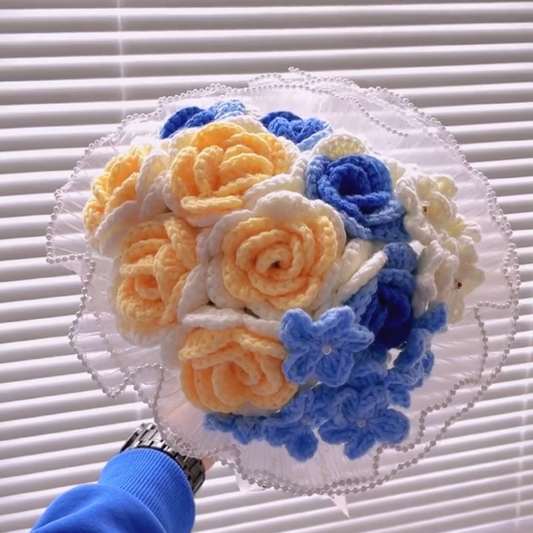 Handgefertigter, atemberaubender, eleganter, romantischer, handgebundener Blumenstrauß – weiße und blaue Rosen, gelbe Rosen, weiße und blaue Vergissmeinnicht
