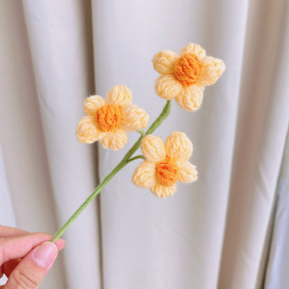 Blühendes Häkelvergnügen: Ein Strauß aus Sonnenblumen, Rosen, Tulpen und mehr