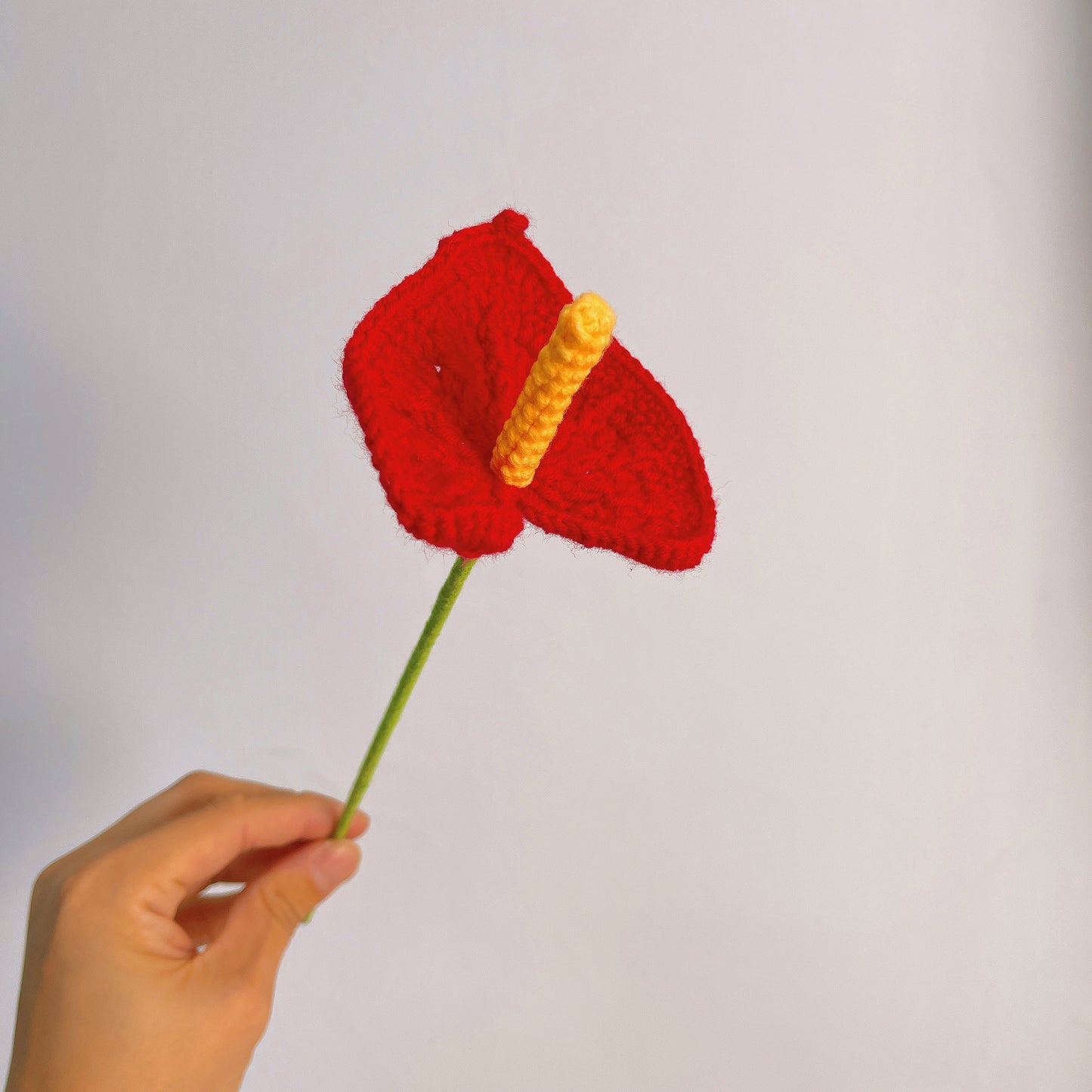 Handgefertigte gehäkelte rote Anthurie: Ein Symbol für Wohlstand und Freude
