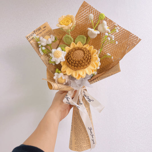 Handgefertigter Strauß aus großen Sonnenblumen, weißen irischen Glocken, weißer Kamille, gelben Rosen und weißem Schleierkraut – ein Symbol für Freude, Reinheit und Liebe