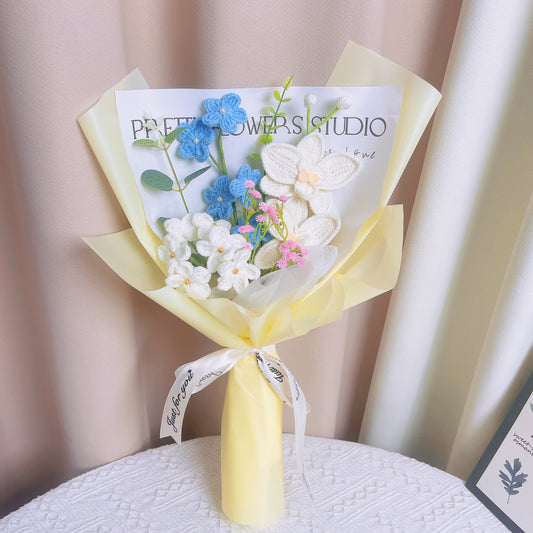 Emballage jaune fabriqué à la main avec bouquet de mariage de fleurs mélangées – myosotis horizontaux blancs et bleus verticaux, phalaenopsis blanc à deux têtes, gypsophile rose artificiel, feuilles d'eucalyptus et d'argent