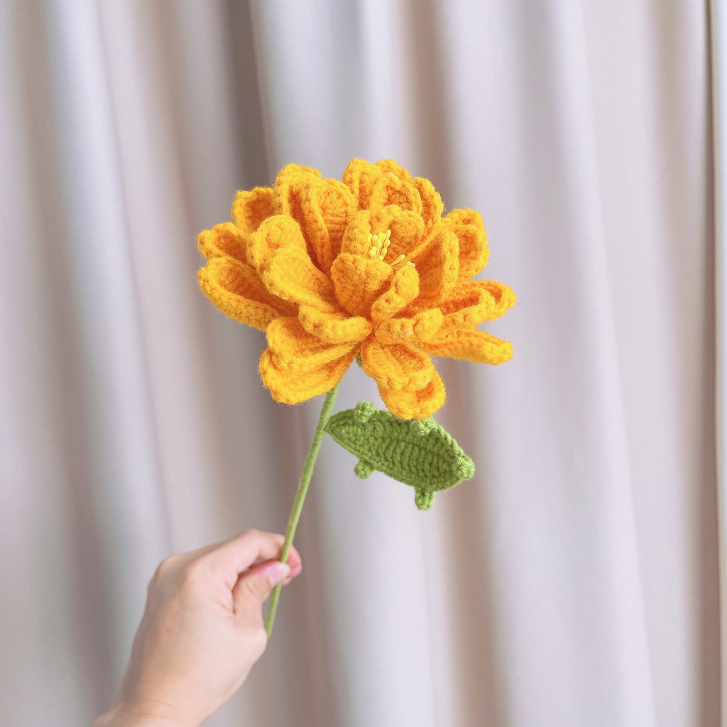 Ringelblumenstrauß zum Geburtsmonat Oktober – handgehäkeltes Blumenarrangement zum Geburtstag mit einem Stiel und festlicher Verpackung
