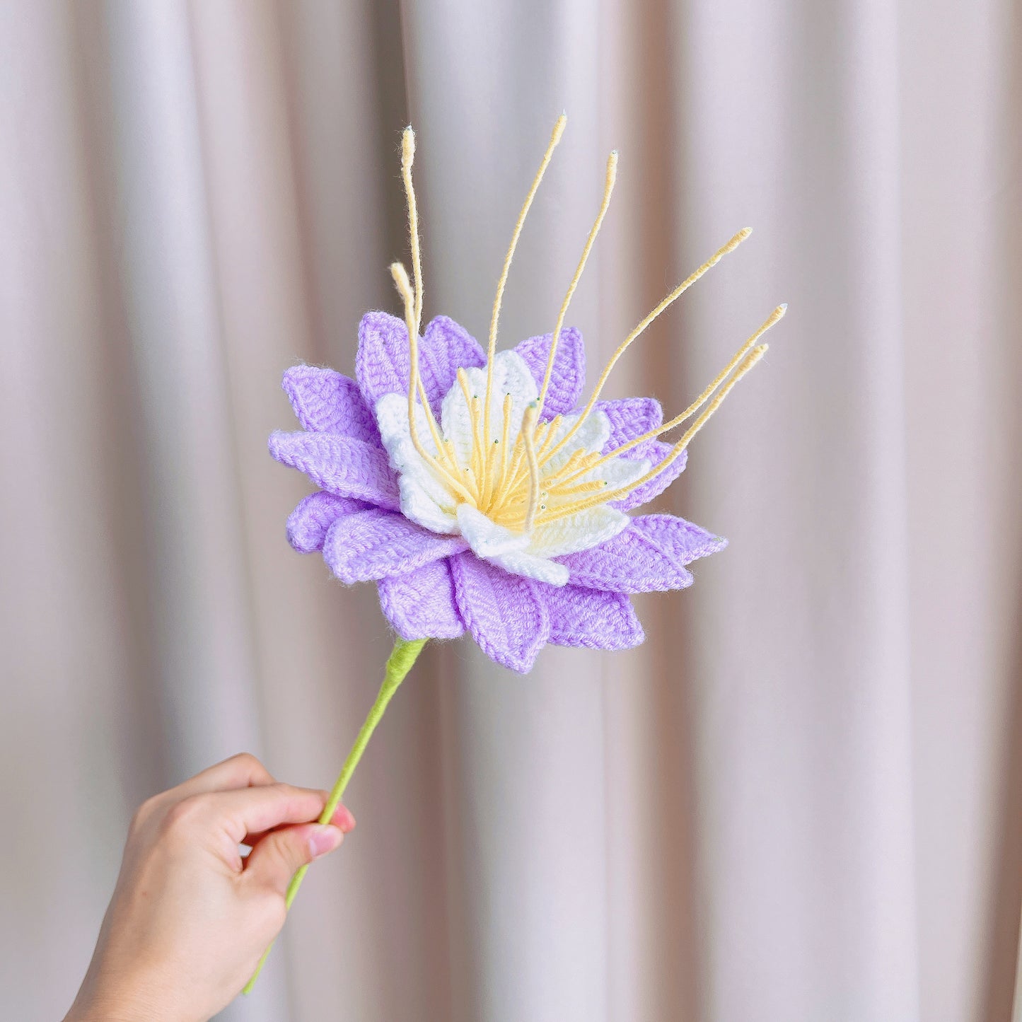 Bouquet de nénuphars violets du mois de naissance de juillet – Arrangement floral d'anniversaire à tige unique crocheté à la main avec emballage élégant