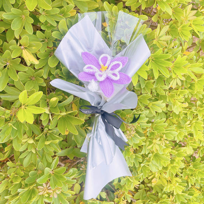 Handgefertigter Strauß lila Veilchen für den Geburtsmonat Februar – fertig zum Verschenken – Blumenarrangement zum Geburtstag