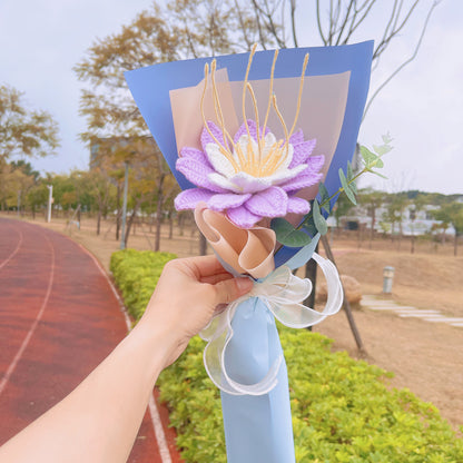 Lila Seerosenstrauß für den Geburtsmonat Juli – handgehäkeltes Blumenarrangement zum Geburtstag mit einem Stiel und eleganter Verpackung