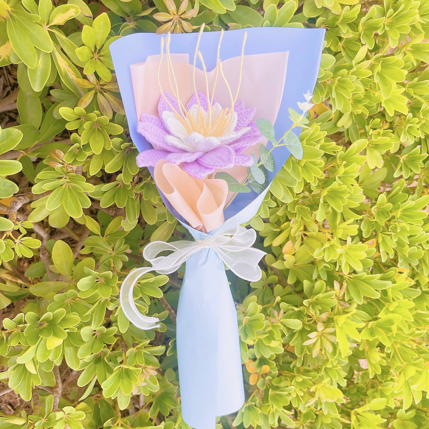 Lila Seerosenstrauß für den Geburtsmonat Juli – handgehäkeltes Blumenarrangement zum Geburtstag mit einem Stiel und eleganter Verpackung