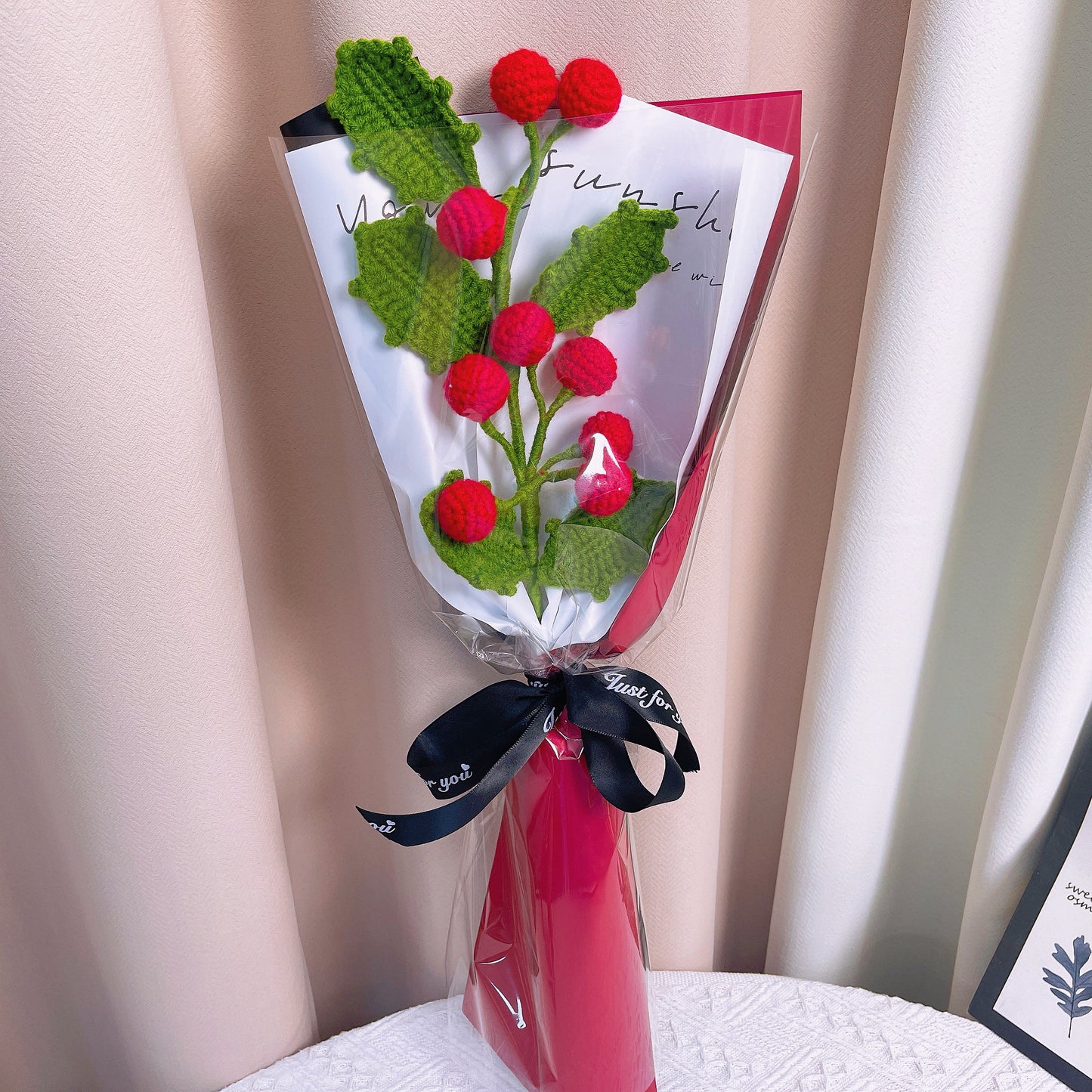 Stechpalmenblumenstrauß zum Geburtsmonat Dezember – handgehäkeltes Blumenarrangement zum Geburtstag und zu Weihnachten mit festlicher Verpackung