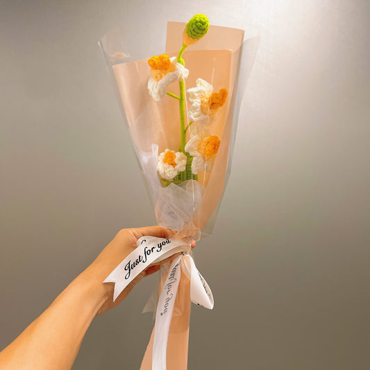 Narzissenstrauß für den Geburtsmonat März – handgehäkeltes Blumenarrangement zum Geburtstag mit einem Stiel und eleganter Verpackung