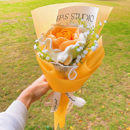 Rosenstrauß zum Geburtsmonat Juni – handgefertigte, hakenförmige Geburtstagsblume mit einzelnem Stiel und Schleierkraut, nationales Blumenfest