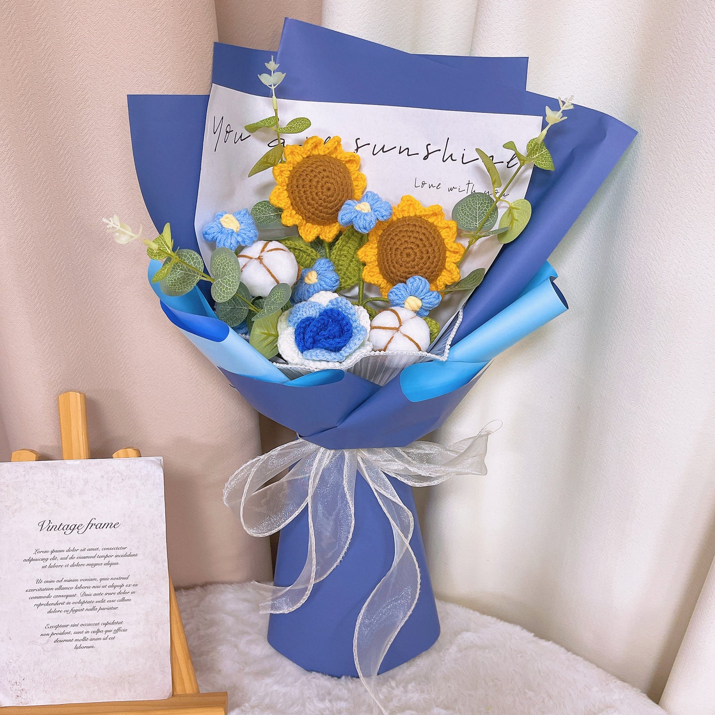 Blaue Serenade: Handgefertigter gehäkelter Blumenstrauß aus blauen Blumen – Sonnenblumen, Pompons, Baumwolle und Rosen zum Valentinstag