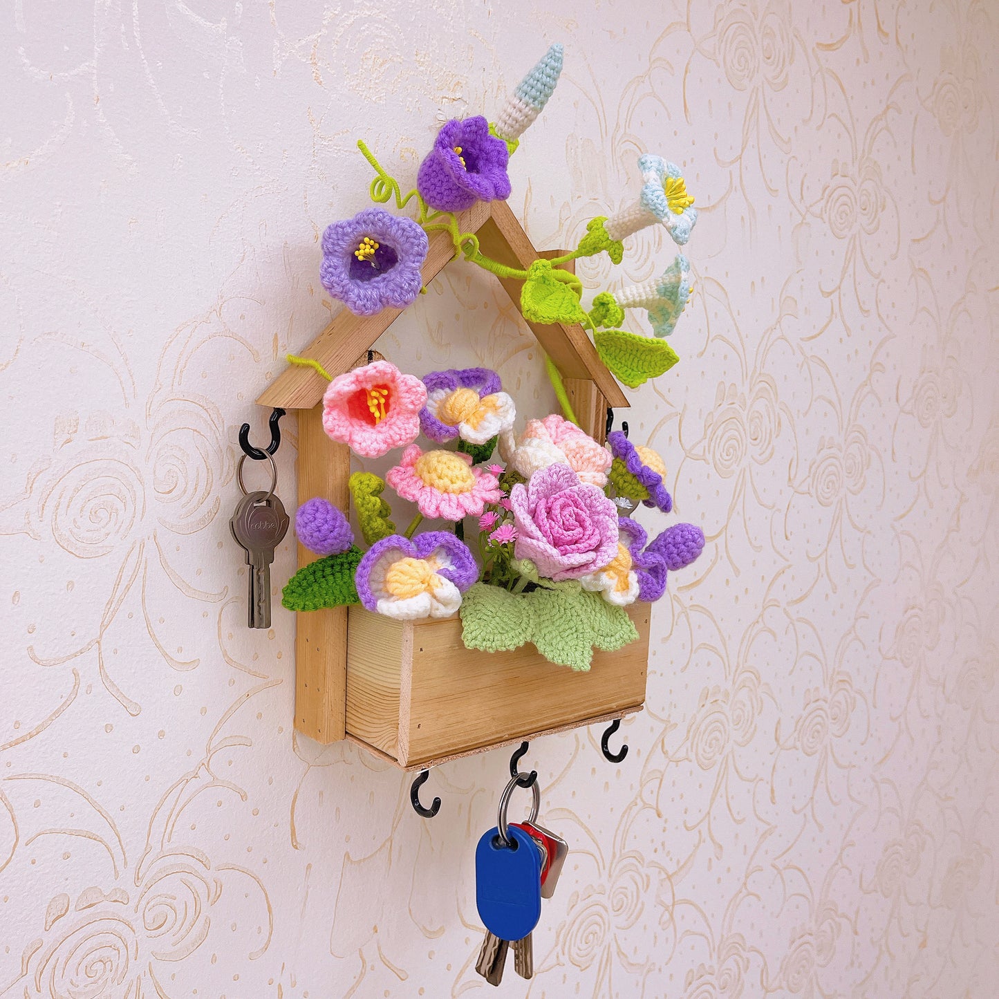Handgefertigter Schlüsselhalter aus Holz als Wanddekoration mit floralem Hakendesign – rustikale Heimdekoration – perfekt für Eingangsbereiche und Geschenke
