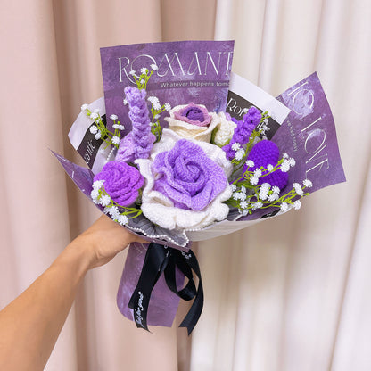 Handgefertigter, gehäkelter, romantischer lila Blumenstrauß – Symbol der Liebe, extragroße Rose, Weinglasrose, Lavendel und zarte Akzente
