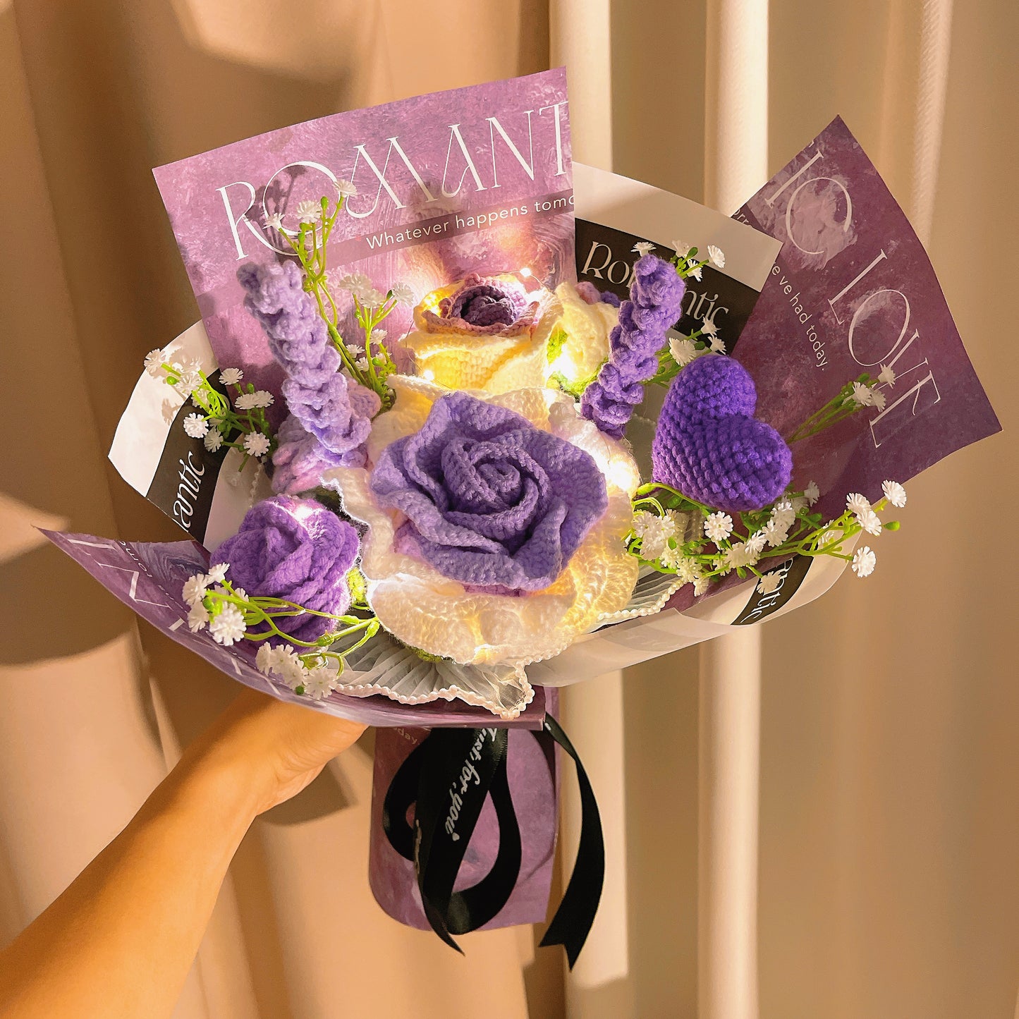 Bouquet violet romantique au crochet fabriqué à la main - Symbole de l’amour, rose extra-large, rose en verre de vin, lavande et accents délicats