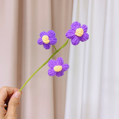Handgefertigter gehäkelter Lavendelstrauß für den Sommer – Lilatöne, Sonnenblumen, Rosatöne, Lavendel, Creme und kräftige Akzente