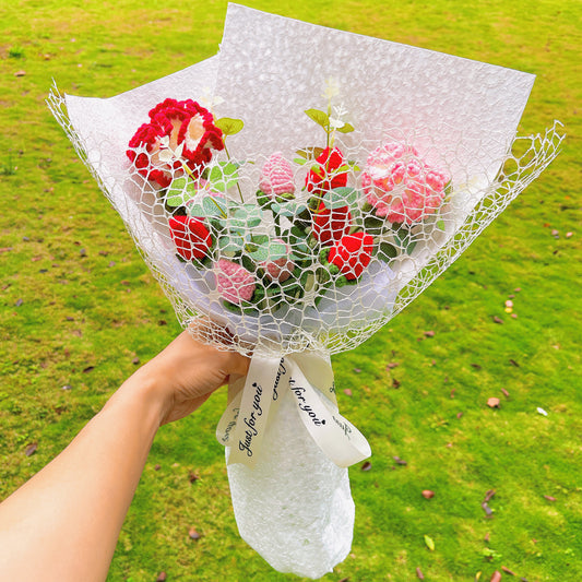 Bouquet de fleurs de fraises au crochet - Oeillets blancs et roses classiques - Accents blancs et rouges élégants - Arrangement floral prêt à offrir