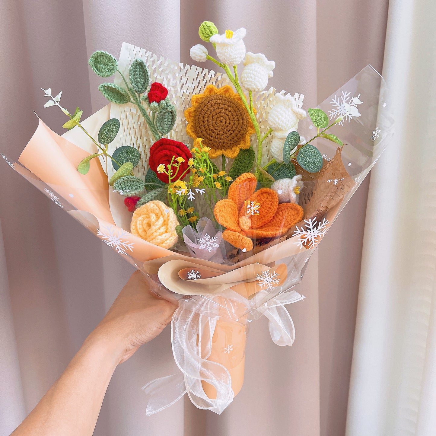 Bouquet jaune doux au crochet fabriqué à la main avec des accents floraux rouges, orange et blancs