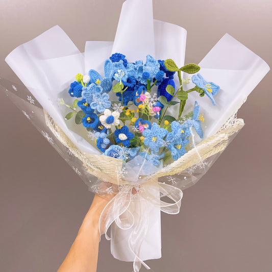 Bouquet d’arrangement floral ALL BLUE au crochet fabriqué à la main avec emballage blanc et design délicat de flocon de neige