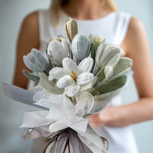 Handgefertigter gehäkelter Blumenstrauß in Weiß und Grau - Tulpen, Gänseblümchen und schwertförmige Verpackung