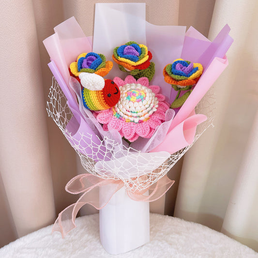 Handgefertigter gehäkelter LGBTQ+ Pride Day Bouquet - atemberaubende Regenbogenrose, rosa Sonnenblume und bunte Biene