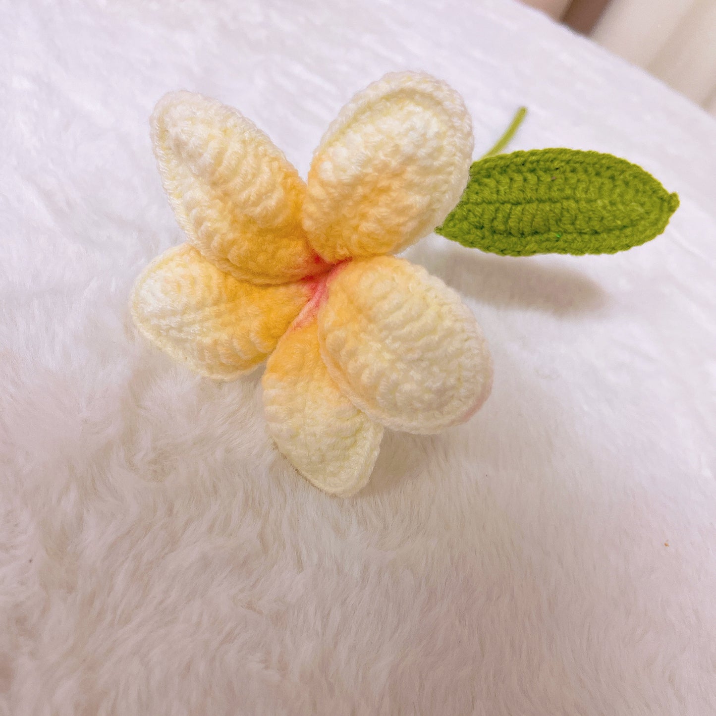 Crochet artisanal 12 Bouquet de frangipanier avec emballage blanc et argent - Pétales jaunes avec noyaux orange