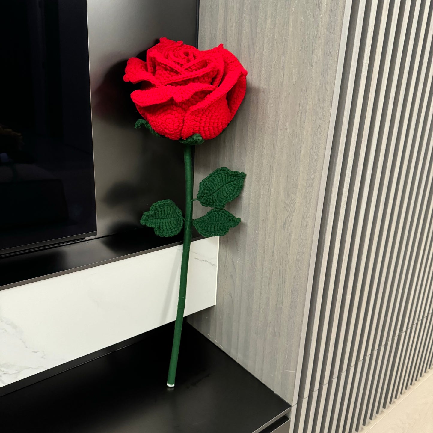 Handgemachter gehäkelter riesiger Blumenstecker als Dekoration – Requisiten aus Sonnenblume und roter Rose für Partys, Feiern und Abschlussfeiern