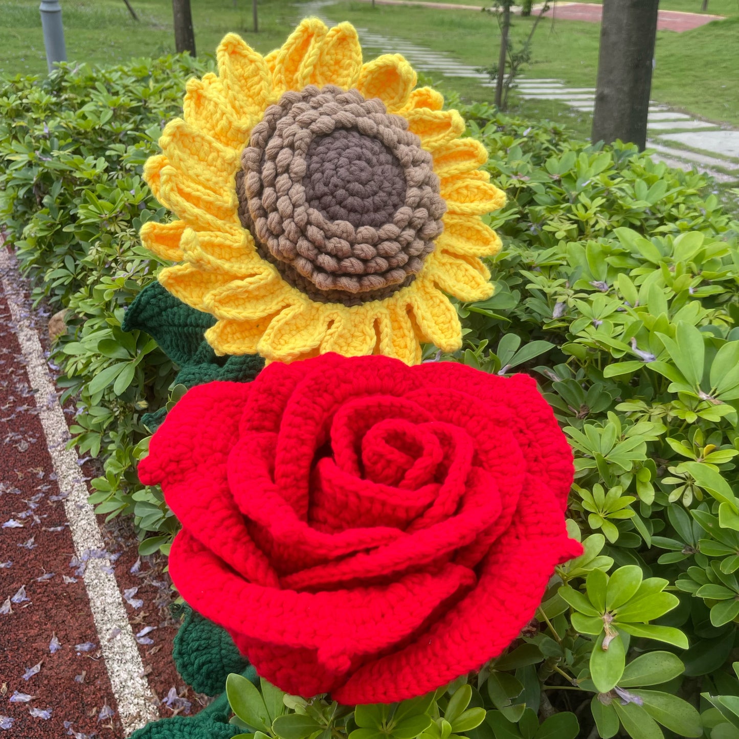 Décor de piquet de fleur géant au Crochet fait à la main, accessoires de tournesol et de Rose rouge pour la célébration de la remise des diplômes
