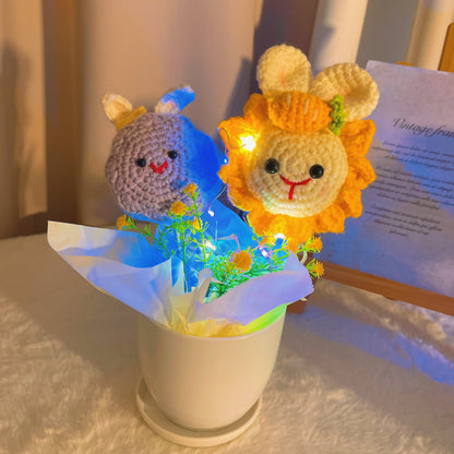 Handgefertigter gehäkelter Übertopf mit LED-Lichtern, Sonnenblumen-Hase und lila/braunem Hasen-Design – dekorativer Blumentopf für Haus, Garten, Einweihungsfeier, Muttertag