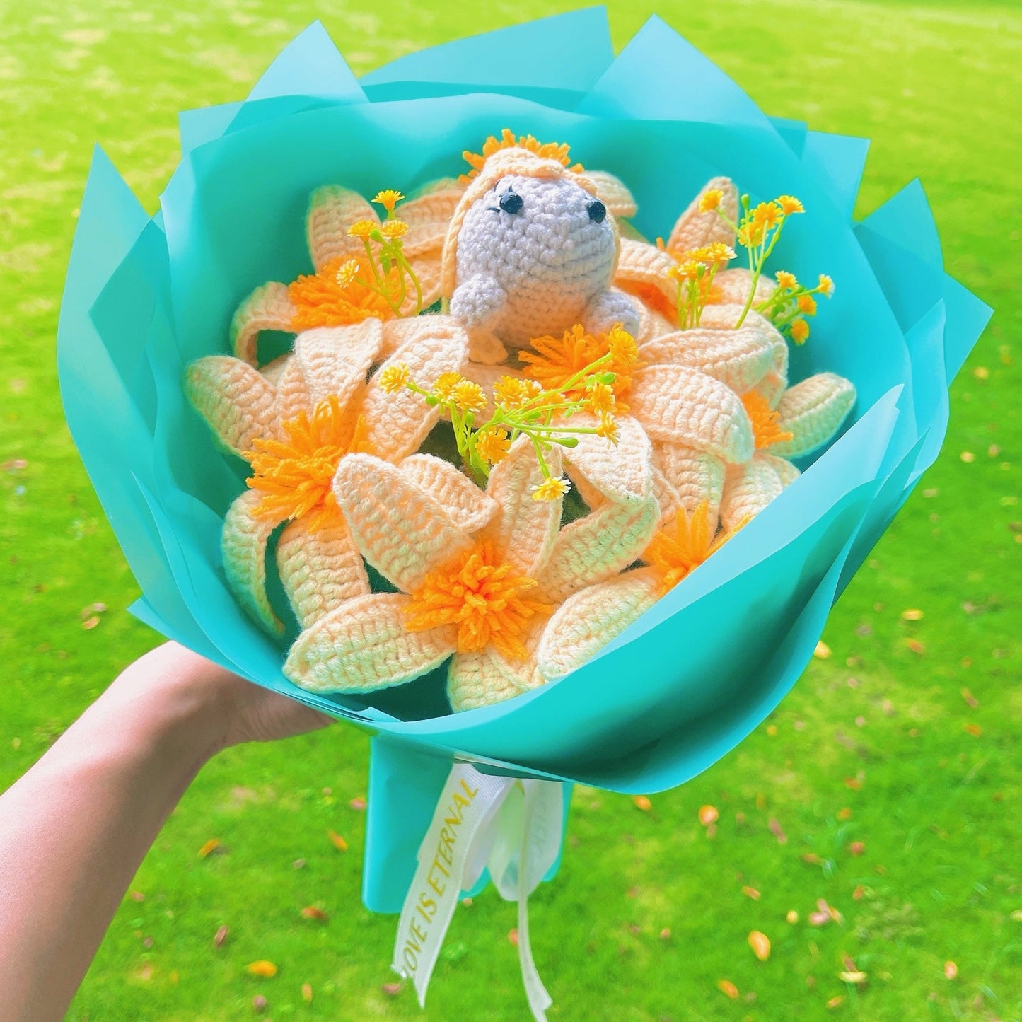 Bouquet de fée enchanteur au crochet – Fleur de jonquille jaune avec enveloppe verte et bleue Tiffany Neverland Ballet Dance Performance Theatre Lovers Graduation Anniversaire Promotion Cadeau