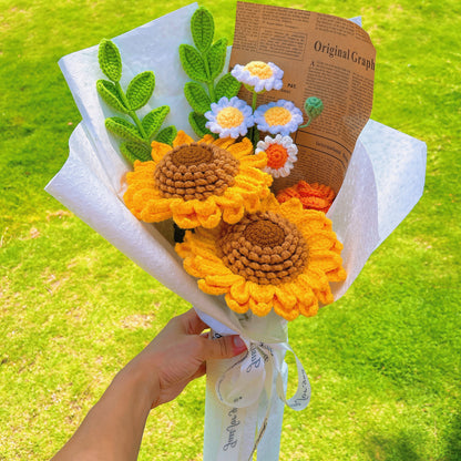 Bouquet de tournesols et de marguerites au crochet fait à la main dans un emballage en papier kraft avec un journal marron pour l'appréciation des vacances d'été