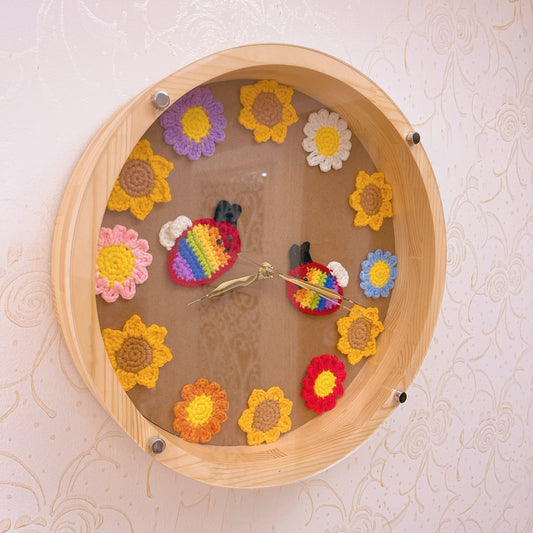 Horloge murale ronde en bois fabriquée à la main avec marguerite au crochet, tournesol et abeilles LGBT colorées – Décoration d'intérieur unique, cadeau inspiré de la nature pour salon, cuisine, chambre à coucher
