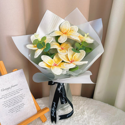 Handgefertigter gehäkelter 12er Frangipani-Bouquet mit weißer und silberner Verpackung - Gelbe Blütenblätter mit orangefarbenen Kernen
