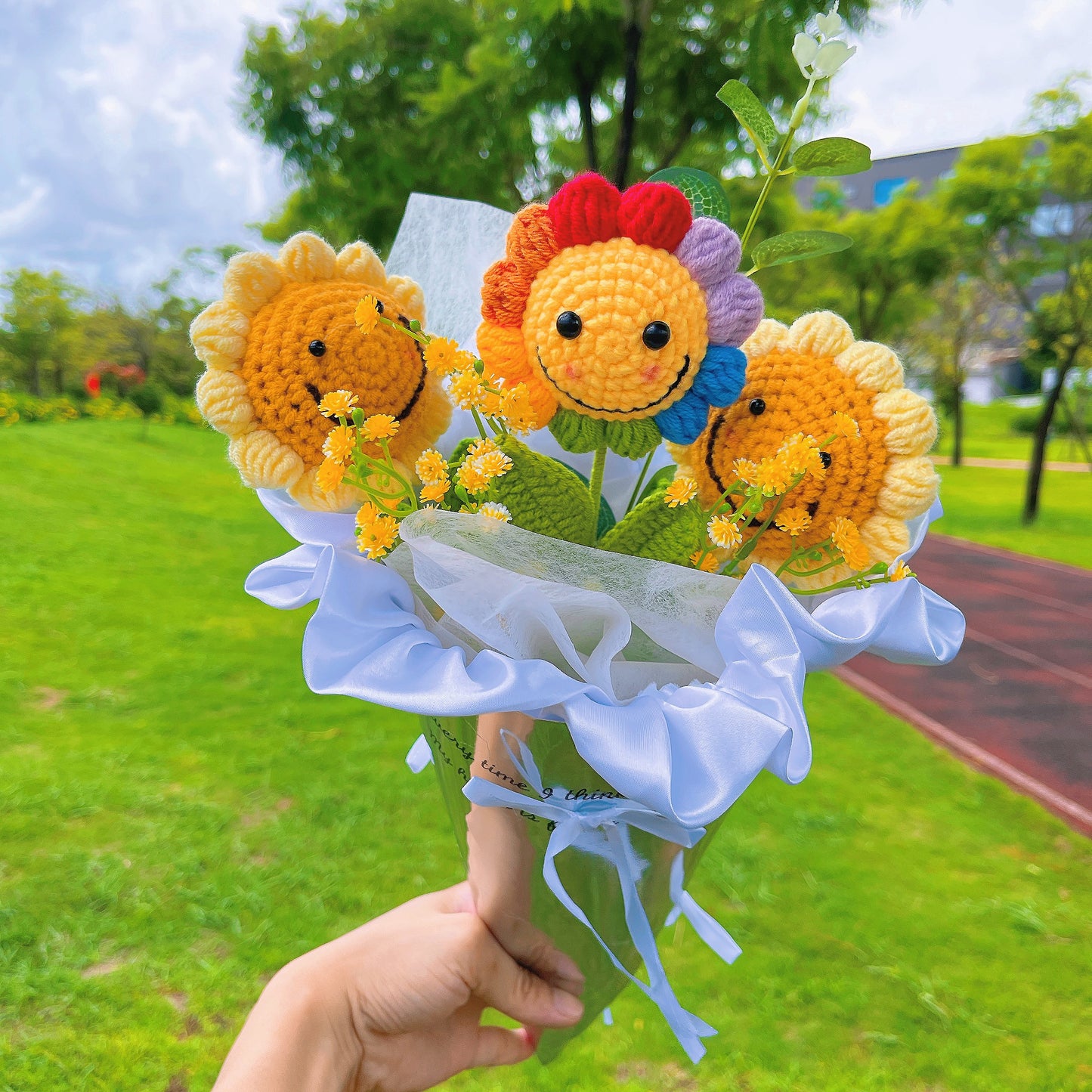 Ensemble de bouquets de tournesols souriants au crochet - Tournesols colorés au visage souriant, faux souffle de bébé et feuilles dorées - Emballage cadeau en cornet de crème glacée en miroir