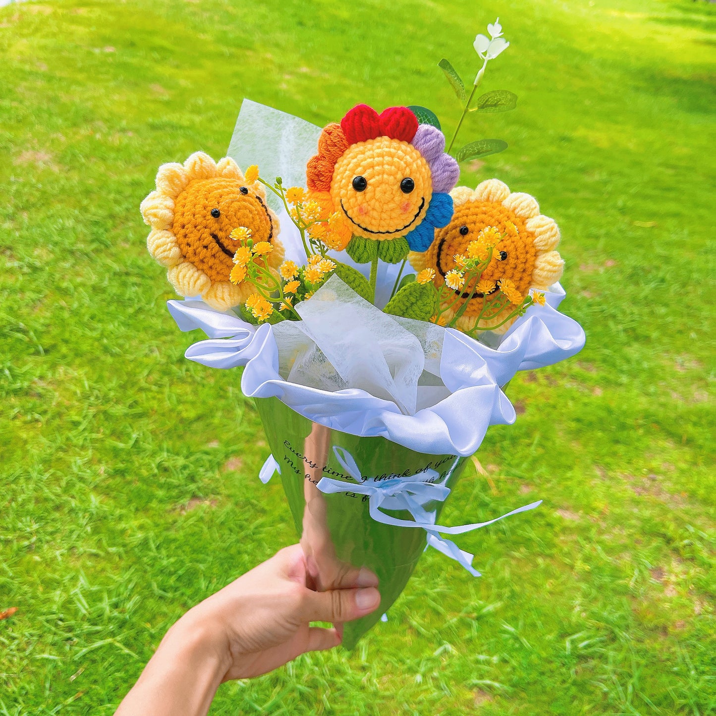 Ensemble de bouquets de tournesols souriants au crochet - Tournesols colorés au visage souriant, faux souffle de bébé et feuilles dorées - Emballage cadeau en cornet de crème glacée en miroir