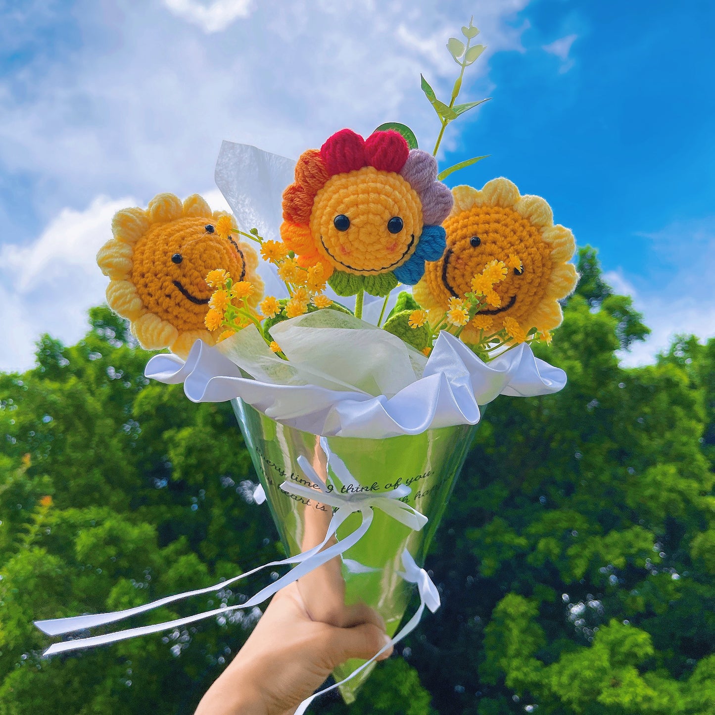 Ensemble de bouquets de tournesols souriants au crochet - Tournesols colorés au visage souriant, faux souffle de bébé et feuilles dorées - Emballage cadeau en cornet de crème glacée en miroir